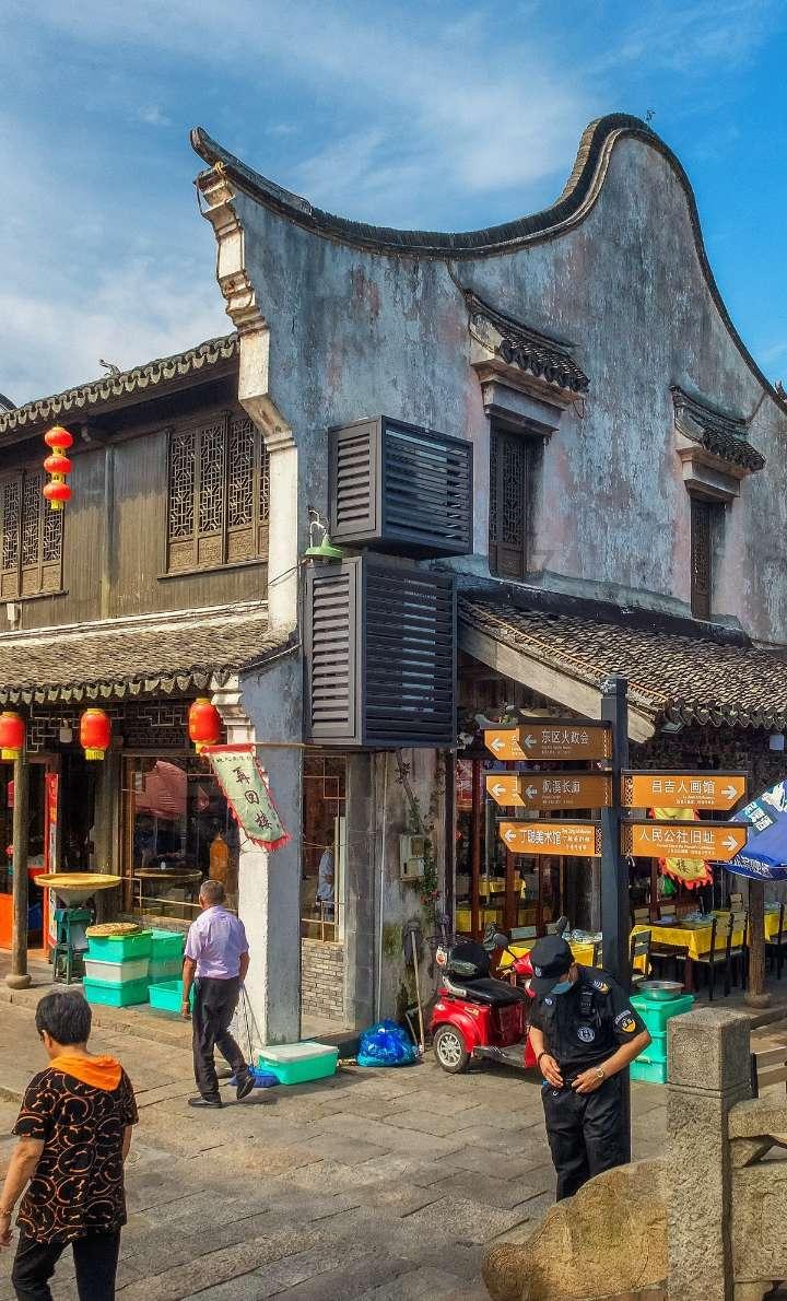 王治郅为什么能娶一个漂亮的女主播？而且年纪相差那么多。游戏画面